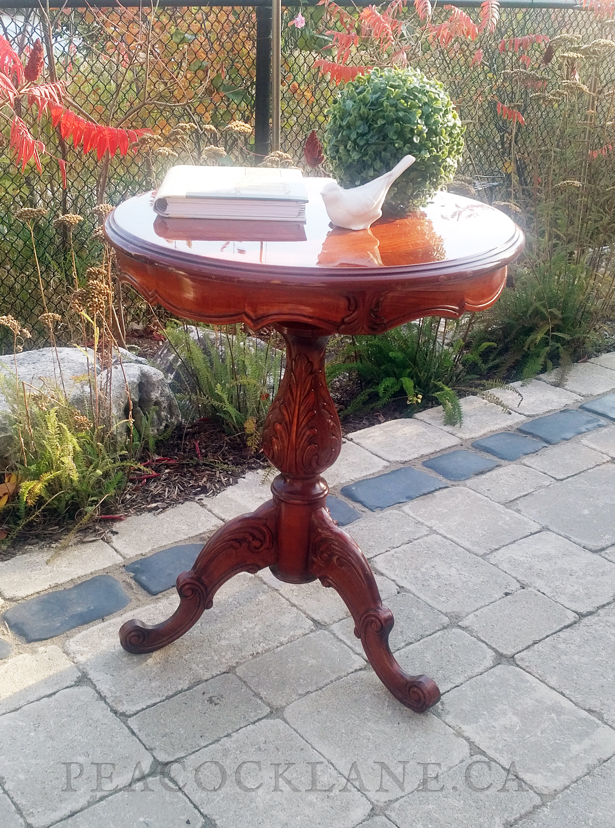 SOLD $180 - Antique Queen Anne Style Round Table